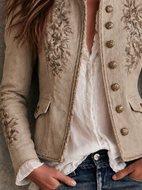 Veste rétro beige à col montant avec broderie florale et garniture tressée