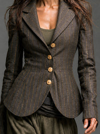 Veste sur mesure à rayures dorées sur fond charbon