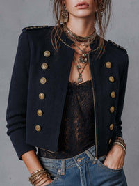 Veste militaire tricotée courte à col rond, épaulettes, double boutonnage et garniture en bouton doré antique