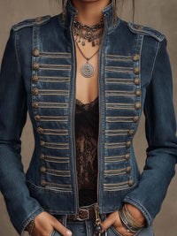 Veste militaire en denim vintage avec col montant, épaulettes, bordure de boutons à rayures dorées antiques et fermeture éclair