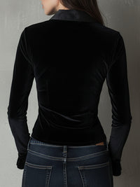 Blouse Chic en Velours Noir Profond V Ajustée Froncée avec Finition Satinée