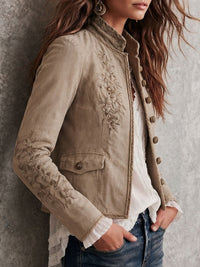 Veste rétro beige à col montant avec broderie florale et garniture tressée