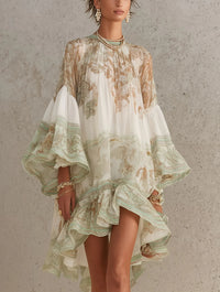 Solange | Robe courte asymétrique en mousseline verte à volants et manches cloches